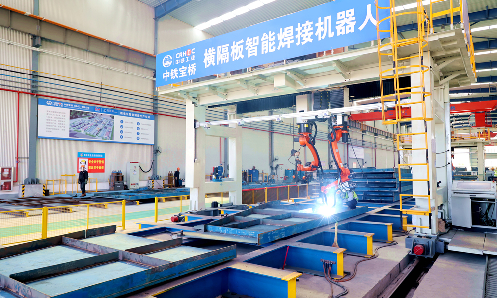 面對黃茅海大橋結構形式復雜等特點，在鋼結構制造過程中，中鐵寶橋打造了板材智能下料生產線、板單元智能焊接生產線、節(jié)段智能總拼生產線、鋼箱梁智能涂裝生產線、鋼護欄智能生產線及信息化生產指揮系統(tǒng)于一體的鋼箱梁智能制造“五線一系統(tǒng)”，其中國內首條鋼護欄智能生產線，單元件制造智能設備使用率達100%，生產效率較傳統(tǒng)生產方式提高40%以上。針對施工海域臺風頻發(fā)的特點，項目團隊研究出臺風多發(fā)區(qū)分體式鋼箱梁架設技術及成套裝備，有效保證了臺風來臨時的施工安全和工程質量。
