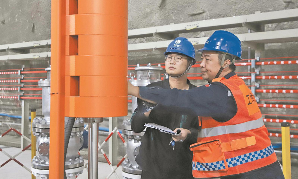 8月22日，國(guó)家電網(wǎng)新源河北豐寧抽水蓄能電站員工巡檢8號(hào)機(jī)組尾水事故閘門(mén)吊軸檢測(cè)裝置。目前，該電站10臺(tái)定速機(jī)組已經(jīng)投產(chǎn)，在迎峰度夏期間發(fā)揮作用。