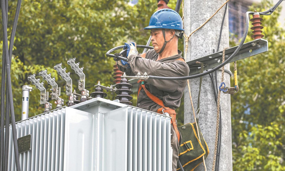 近日，國(guó)家電網(wǎng)江西湖口縣供電公司員工在老街10千伏勝利小學(xué)臺(tái)區(qū)為變壓器增容，及時(shí)消除臺(tái)區(qū)重載隱患。