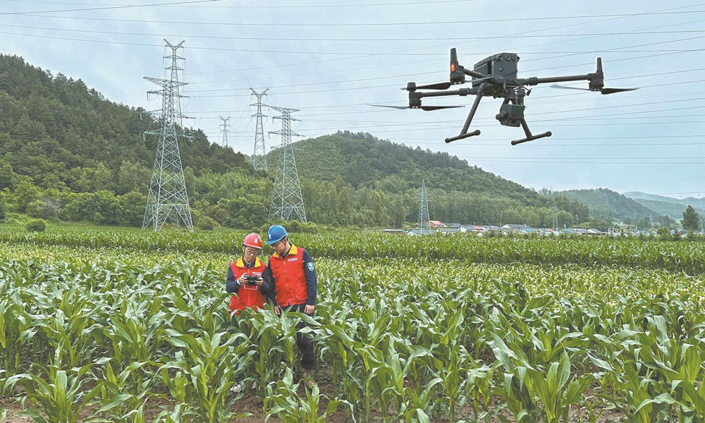 近日，國(guó)家電網(wǎng)吉林延邊供電公司輸電運(yùn)檢中心員工使用無(wú)人機(jī)對(duì)220千伏明牽甲乙線開(kāi)展輸電線路三維激光掃描建模工作，運(yùn)用智能化手段保障迎峰度夏期間輸電線路安全穩(wěn)定運(yùn)行。