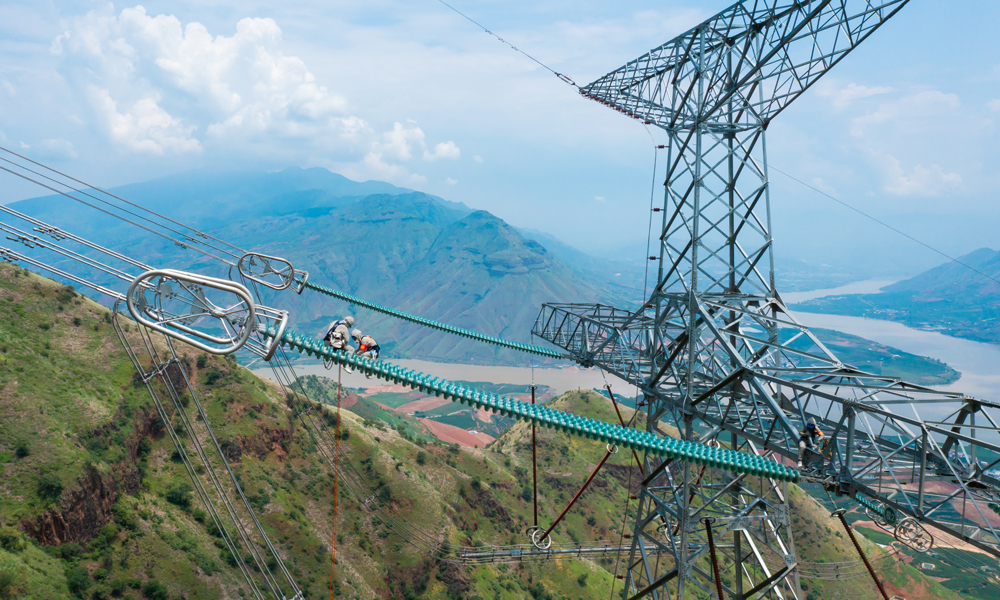 近日，南方電網超高壓公司大理局在±800千伏新東直流線開展帶電消缺工作，作業人員身穿屏蔽服爬上72米鐵塔，沿絕緣子串采用“跨二短三”的方式進入強電場，在高空帶電作業近2小時，完成絕緣子更換作業，及時消除設備缺陷。