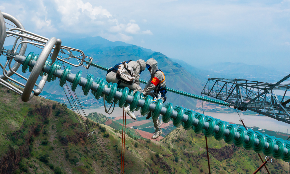 ±800千伏新東直流工程是落實國務院大氣污染防治行動計劃的12條重點輸電通道之一，也是目前建成的世界上海拔最高、地震設防烈度最高的特高壓直流輸電工程。