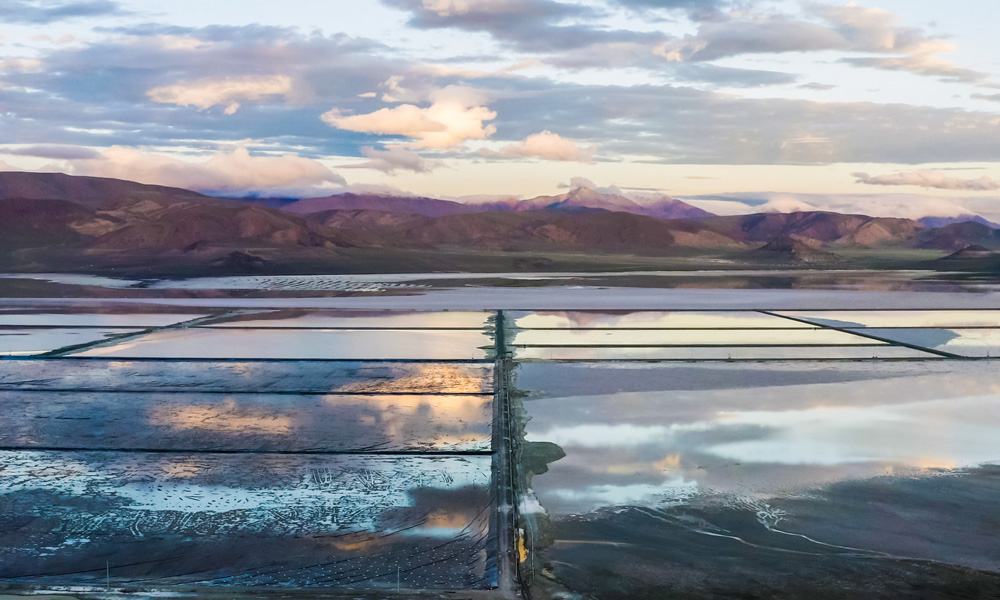 在“世界屋脊”青藏高原上，有一顆耀眼的高原明珠——扎布耶鹽湖，這是世界罕見的硼鋰鉀銫等大型綜合性鹽湖礦床，其中鋰、硼均達(dá)到超大型規(guī)模，是全球第三大、國內(nèi)第一大百萬噸級鹽湖。