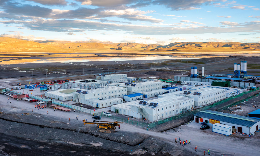 扎布耶位于西藏自治區(qū)日喀則市仲巴縣，地處海拔4500米的高原地區(qū)，空氣含氧量僅為平原地區(qū)的50%，中國化學(xué)工程東華公司總承包的西藏扎布耶鹽湖綠色綜合開發(fā)利用萬噸電池級碳酸鋰項(xiàng)目正在這里如火如荼地建設(shè)中。