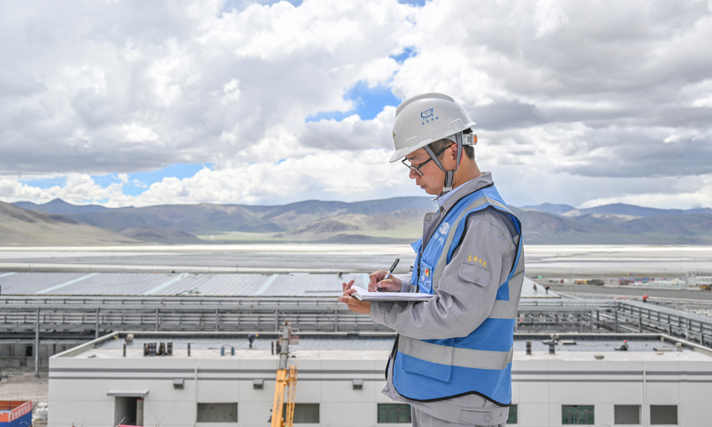 項(xiàng)目投產(chǎn)后，每年生產(chǎn)的電池級碳酸鋰可供約20至30萬臺電動轎車使用，按每臺轎車年行駛2萬公里計(jì)算，對比燃油車每年可減少約200萬噸二氧化碳排放，將成為西藏鹽湖資源開發(fā)的樣板工程，對于保障國內(nèi)鋰資源的供給安全具有較高的戰(zhàn)略意義。