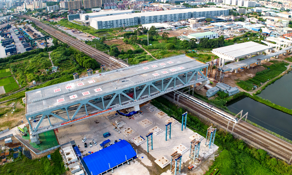 莞番高速上跨廣深鐵路主橋采用2*85米連續鋼桁腹-板桁組合結構，重約2.9萬噸。當天，雙層一次逆時針轉體81.1度，填補了國內雙層公路鋼砼結合橋轉體施工跨越鐵路的空白。