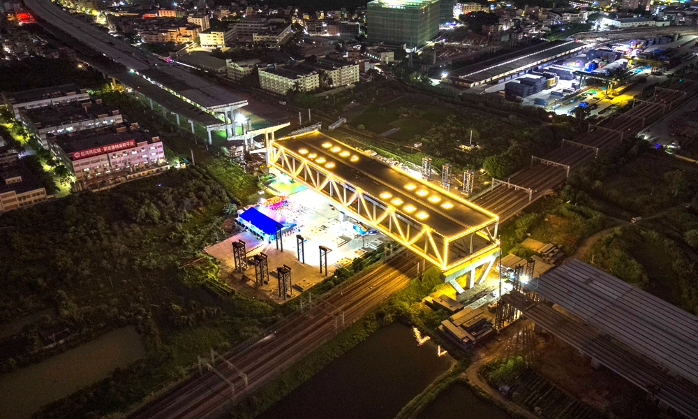 該主橋鄰近廣深鐵路，施工安全風險高、難度大，為莞番高速公路三期關鍵控制性工程。為確保安全，橋梁轉體利用夜間“天窗點”時間，項目團隊還建立北斗信息化施工與安全監管平臺，實時監測橋梁轉體過程中的角速度、角度及施工人員位置等信息。