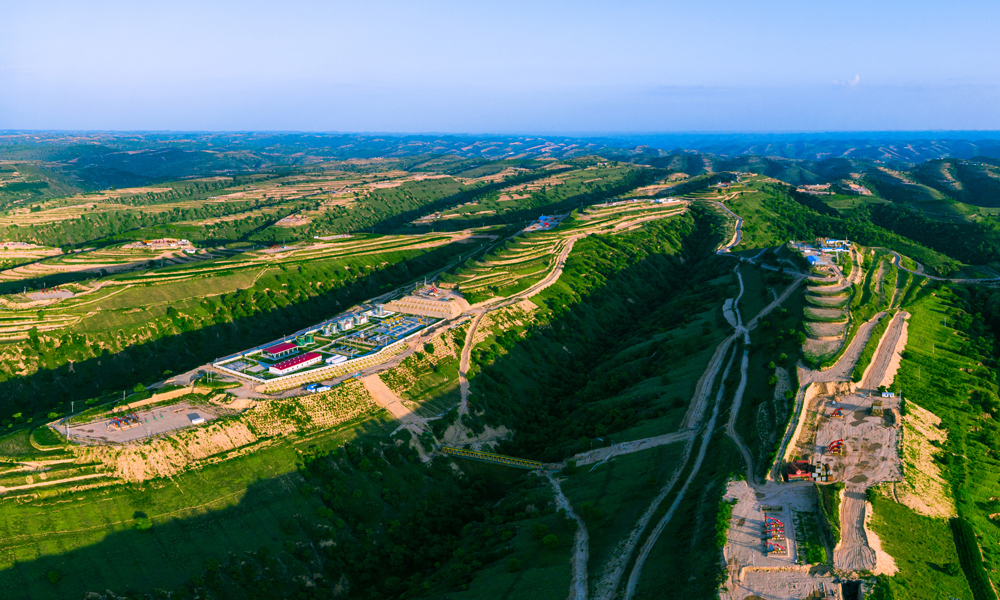 長慶油田積極踐行“雙碳”戰略，圍繞“節能降耗、清潔替代、戰略接替”三步走戰略，狠抓減碳、用碳、替碳、埋碳“四大工程”，打造“光伏+”運行模式，積極構建“油、氣、風、光、熱”多能互補融合的新能源格局，綠色低碳采油廠建設駛入快車道。圖為長慶油田采油二廠通過產業“減碳”，發展“增綠”，實現隴東能源基地的山更青、天更藍、水更清。