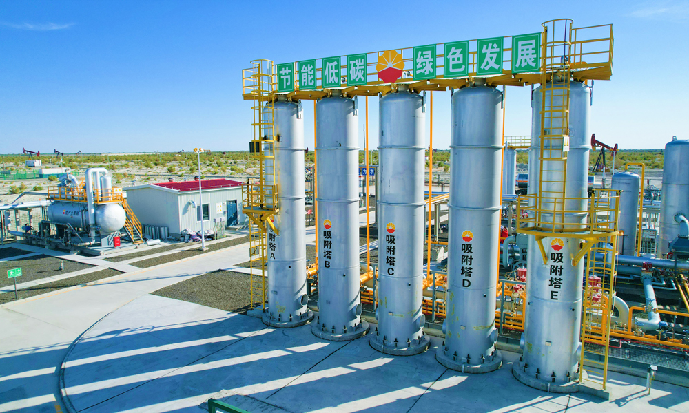 新疆油田通過統籌管理二氧化碳運輸和注入業務，合理規劃運輸路線，建立CCUS運行工作小組，24小時生產調度，全力保障CCUS項目高效運行。