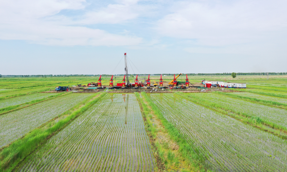 大慶油田井下作業系統始終把保護生態環境放在首位，通過鋪設防滲布、搭建圍堰、應用環保回收池等技術工藝的配套應用，實現了油液不出井、出井不落地、落地不污染的目標，一線施工隊伍清潔作業覆蓋率達到100%。