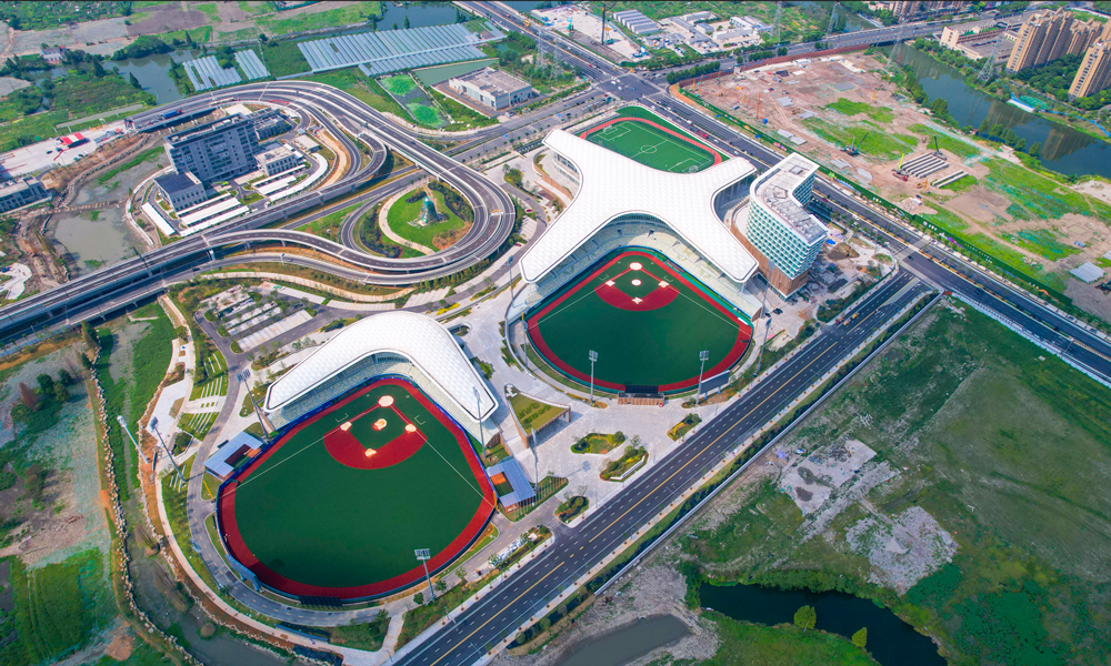 杭州第19屆亞運(yùn)會(huì)將于9月23日至10月8日舉行。中國建筑旗下中建裝飾參建的紹興棒（壘）球體育文化中心為杭州亞運(yùn)會(huì)棒壘球項(xiàng)目比賽場(chǎng)地，屆時(shí)兩枚金牌將在這里產(chǎn)生。
