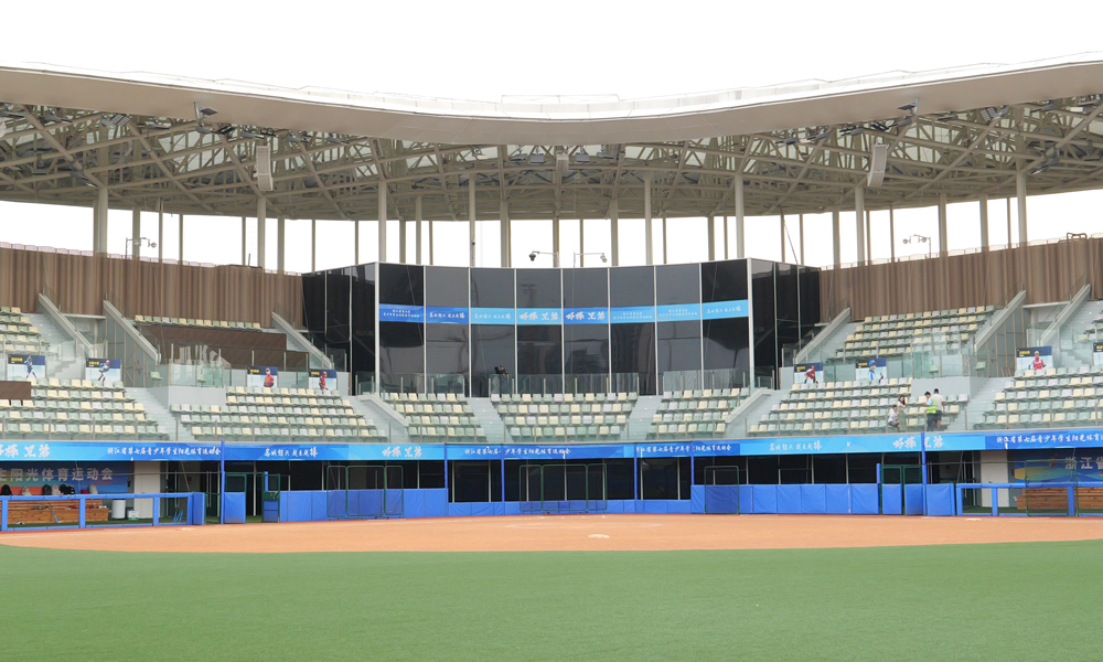 項(xiàng)目位于紹興柯橋區(qū)和鏡湖新區(qū)交界處、杭紹臺(tái)高速公路鏡湖互通附近，總用地面積245畝，可容納觀眾1萬人，是目前國內(nèi)規(guī)模最大、規(guī)格檔次最高、符合國際競(jìng)賽標(biāo)準(zhǔn)的比賽場(chǎng)館，將為包括杭州亞運(yùn)會(huì)在內(nèi)的高水平棒壘球賽事舉辦提供最佳場(chǎng)地。