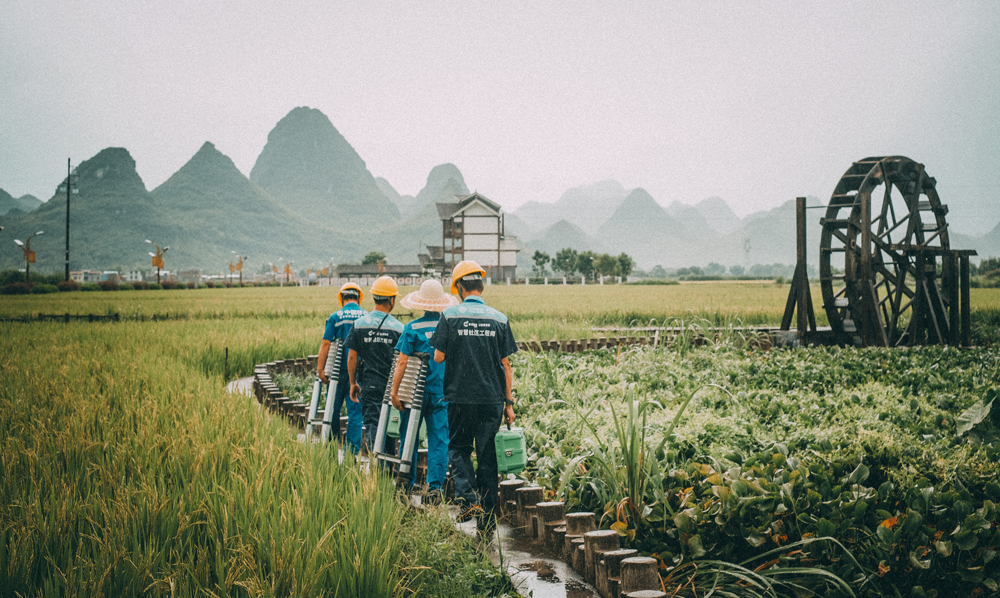 在廣西柳州柳城縣古砦仫佬族鄉水稻智慧種植能力提升示范區，中國移動廣西公司依托5G技術，推動“5G+數字鄉村”建設，為示范區提供標準化種植管理系統、作物生長模型、物聯網設備管理系統、水稻溯源管理系統、氣象蟲情災害監測系統、溫室大棚智慧育種系統、1000畝水稻智慧種植能力，為水稻種植裝上了一顆智慧“芯”，直觀展示水稻產業、鄉村生態等信息。