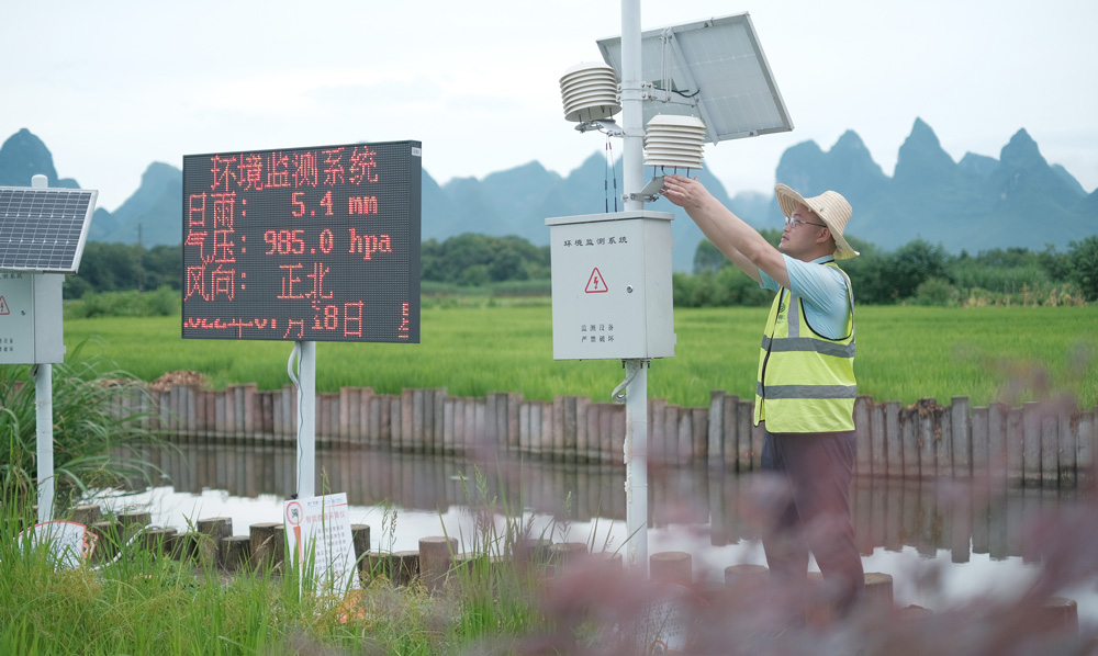 田間的各種物聯網設備還可監測溫度、風向、土壤墑情、稻田長勢、病蟲害等各類指標，并實時反饋到水稻智慧種植管理平臺上。整個生產過程中，中國移動技術人員根據指標情況及算法分析，制定生產計劃發送給農戶，農戶則根據平臺數據指導生產和收割。