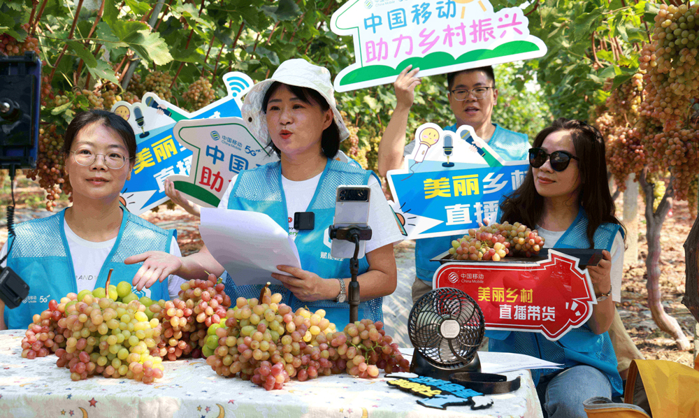 “信號滿格了，我們也過上了幸福的‘快’生活！”湖北孝感孝昌縣王店鎮敦厚村的果農拿著手機高興地說道。在湖北孝感，中國移動湖北公司組織電商助農志愿者前往當地果園開展“5G直播+電商助農”活動，向果農們傳授直播經驗技巧，一箱箱葡萄“飛”向千家萬戶，村民們的生活越過越紅火甜蜜，心里樂開了花。