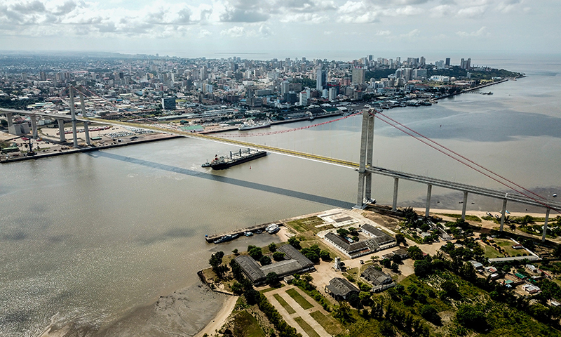 這是2019年4月8日在莫桑比克首都馬普托拍攝的馬普托大橋（無人機(jī)照片）。超大懸索橋馬普托大橋飛架天險(xiǎn)，橫跨馬普托灣，該橋極大便利了馬普托灣兩岸交通，成為莫桑比克縱貫?zāi)媳薄⑦B接南非的交通主干道的重要組成部分。新華社記者 張宇 攝