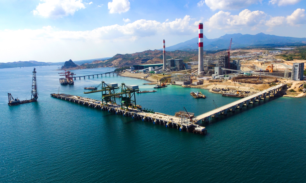 中交集團建設的菲律賓燃煤機組電廠碼頭項目位于菲律賓呂宋島的巴丹省，共包括碼頭工程、駁岸工程、電廠循環水海上取排水工程、重件道路及原有電廠一期重件碼頭改造項目。據了解，項目部安裝的大直徑排水管道長30米，重達160噸，直徑達到3.3米，打破了水下安裝高密度聚乙烯（HDPE）管道管徑的世界紀錄。