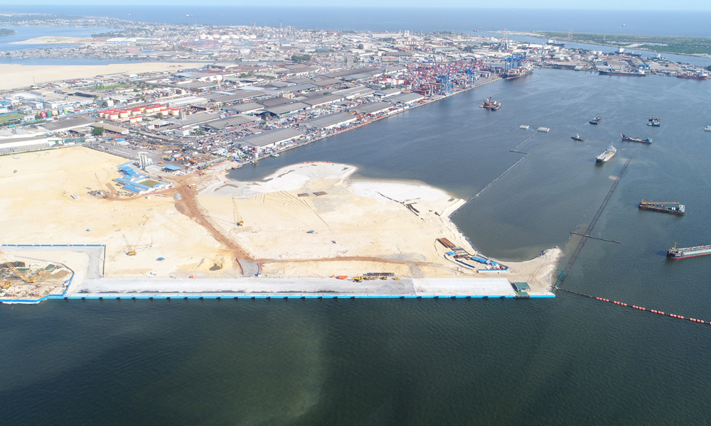 中交集團承建的科特迪瓦阿比讓港第二集裝箱碼頭項目是中非在基礎設施領域合作的典型項目，共有3個15萬噸級碼頭泊位，岸線全長1312米。該項目是科特迪瓦建設規模最大、機械設備最先進的集裝箱碼頭。項目全面運營后，將使阿比讓港年吞吐量從120萬提升至250萬標準集裝箱，極大促進科特迪瓦乃至西非地區的經濟社會發展。