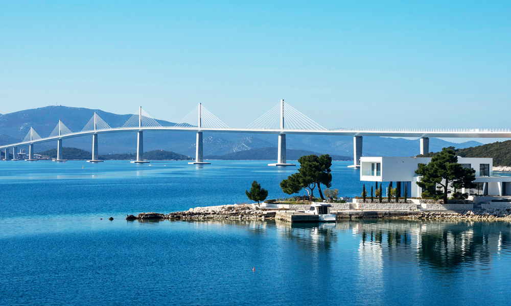 中交集團建設的克羅地亞佩列沙茨大橋及連接線項目全長3.94公里，其中大橋長2.44公里，寬22.5米，橫跨亞得里亞海小斯通灣，連接隔海相望的克羅地亞領土，是中克建交以來規模最大的交通基礎設施建設項目，也是中國、克羅地亞、歐盟開展三方市場合作的典范項目。