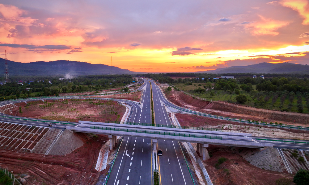 中交集團承建的金港高速公路是柬埔寨王國第一條高速公路，中柬兩國元首關注、兩國總理見證簽約，是促進柬埔寨經濟發展、帶動當地就業的振興之路。項目設計施工均采用中國規范和標準，全長187公里，設計時速100公里。