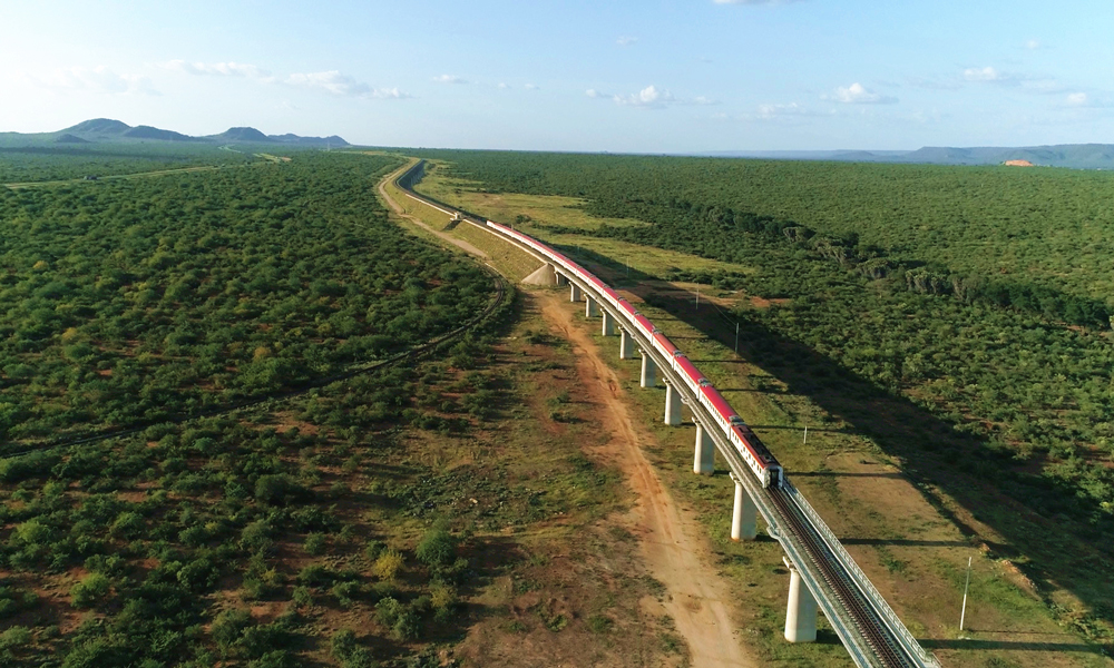 中交集團建設的肯尼亞內馬鐵路是蒙內鐵路向肯尼亞西北部的延長線，起于首都內羅畢，終至西部邊境城鎮馬拉巴，正線全長487.5公里。內羅畢至奈瓦沙段一期項目全長120公里，為客貨共線鐵路，客運列車設計時速120公里，貨運列車設計時速80公里。一期項目于 2018年1月12日開工，2019年10月16日開通客運。內馬鐵路一期項目的建成運營進一步完善了東非鐵路網，推進了區域互聯互通和一體化建設，對促進肯尼亞和東非經濟社會發展具有重要意義。