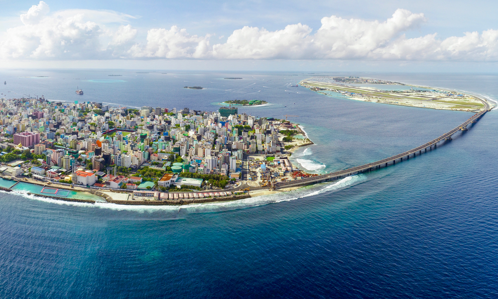 中交集團承建的馬爾代夫中馬友誼大橋，是該國歷史上首座跨海大橋，也是世界首座在遠洋深海無遮掩環境及珊瑚礁地質上建設的特大型跨海橋梁。大橋全長2000米，將馬爾代夫首都馬累和旁邊的機場島連接起來，也方便了和機場島陸路相連的胡魯馬累島。