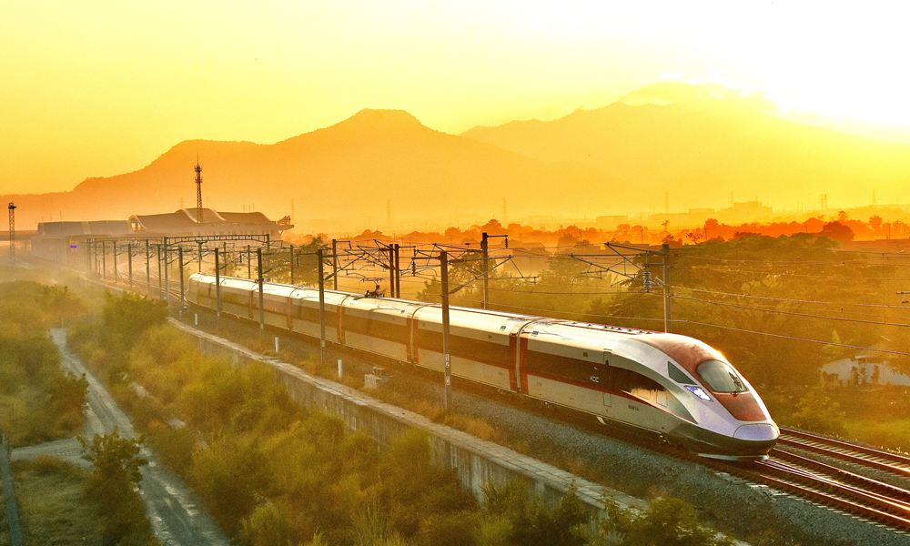 今年是共建“一帶一路”倡議提出十周年。十年來，中國(guó)中鐵高質(zhì)量推進(jìn)“一帶一路”建設(shè)，通過高水平全方位基礎(chǔ)設(shè)施及產(chǎn)能合作，共同打造了一批項(xiàng)目，讓實(shí)實(shí)在在的合作成果更好地惠及當(dāng)?shù)孛癖姟Ｖ袊?guó)中鐵參建的印尼雅萬高鐵是東南亞首條高速鐵路。項(xiàng)目建成通車后，雅加達(dá)至萬隆車程大幅壓縮，極大地改善了當(dāng)?shù)亟煌l件，帶動(dòng)了沿線商業(yè)開發(fā)和旅游產(chǎn)業(yè)發(fā)展，為區(qū)域經(jīng)濟(jì)社會(huì)發(fā)展注入加速度、提供新動(dòng)能。圖為列車從雅萬高鐵德卡魯爾站駛出。