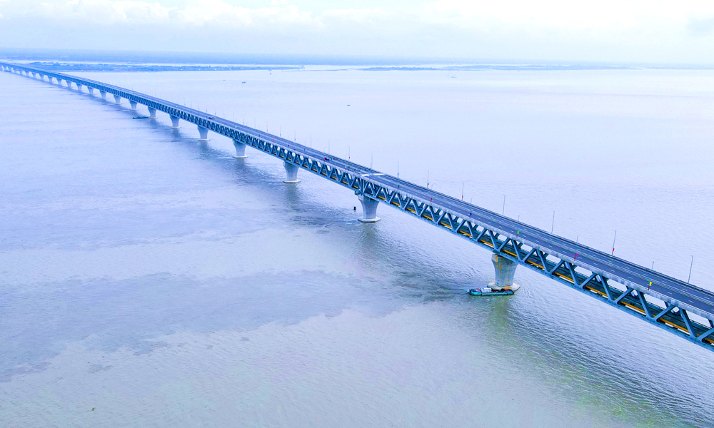 中國(guó)中鐵承建的孟加拉帕德瑪大橋及鐵路連接線項(xiàng)目建成通車后，從達(dá)卡到杰索爾的通行時(shí)間將由原來的10個(gè)小時(shí)縮短至2個(gè)小時(shí)，造福孟加拉國(guó)超過一半的人口，將極大地促進(jìn)孟加拉國(guó)與南亞區(qū)域的互聯(lián)互通和經(jīng)濟(jì)發(fā)展。帕德瑪大橋作為孟加拉國(guó)的“夢(mèng)想之橋”，是連接中國(guó)及東南亞“泛亞鐵路”的重要通道之一，也是中國(guó)“一帶一路”倡議的重要交通支點(diǎn)工程，是迄今中國(guó)企業(yè)承建的最大規(guī)模海外橋梁工程。