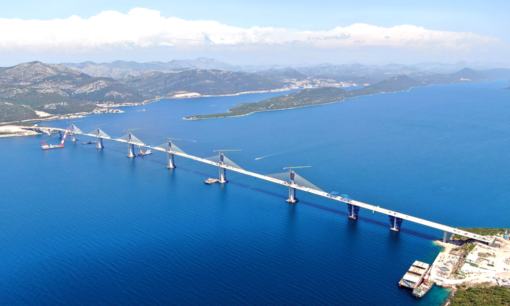 中國(guó)中鐵參建的克羅地亞佩列沙茨大橋是中克共建“一帶一路”和中國(guó)—中東歐國(guó)家合作的標(biāo)志性項(xiàng)目，也是中國(guó)企業(yè)承建的由歐盟基金出資的最大單體項(xiàng)目。作為中方在克羅地亞承建的最大規(guī)模基礎(chǔ)設(shè)施項(xiàng)目，大橋建成后，將克羅地亞領(lǐng)土全部連接起來，對(duì)于推動(dòng)克羅地亞國(guó)家發(fā)展以及民生改善、進(jìn)一步深化歐中務(wù)實(shí)合作具有重要意義。