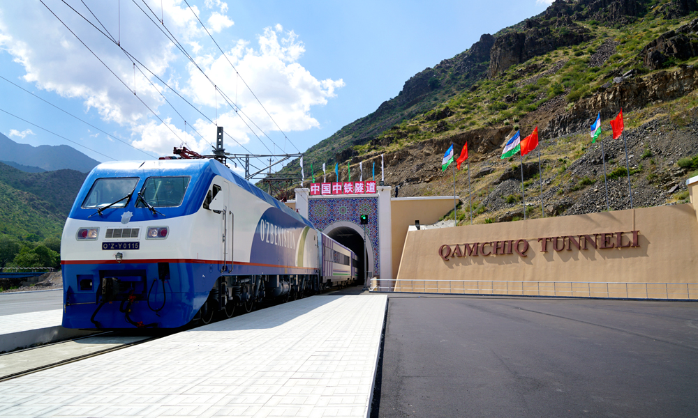 中國(guó)中鐵承建的烏茲別克斯坦安格連至帕普鐵路卡姆奇克隧道是中烏共建“一帶一路”的重大成果，也是絲綢之路重要國(guó)際運(yùn)輸走廊中國(guó)—中亞—?dú)W洲的組成部分，長(zhǎng)度在烏茲別克斯坦乃至中亞排名第一，是烏茲別克斯坦的“總統(tǒng)一號(hào)工程”。