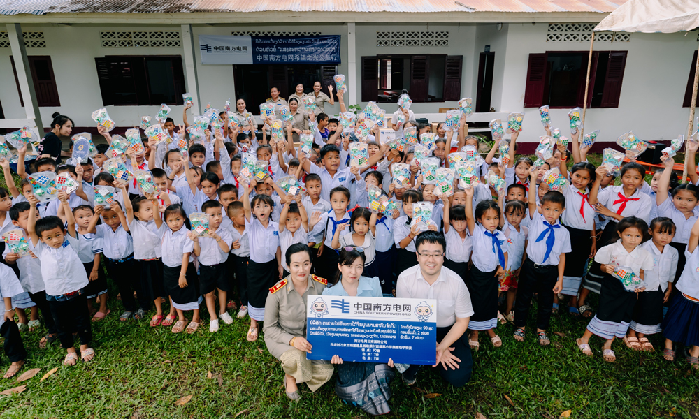 近年來(lái)，南方電網(wǎng)云南電網(wǎng)公司在與老撾電力同的合作中，主動(dòng)做好中老電力合作的參與者和推動(dòng)共建中老命運(yùn)共同體的實(shí)踐者，將服務(wù)老撾社會(huì)發(fā)展和民生改善與項(xiàng)目推進(jìn)同步謀劃，共同實(shí)施，在創(chuàng)造經(jīng)濟(jì)價(jià)值的同時(shí)，積極開(kāi)展各項(xiàng)社會(huì)公益活動(dòng)。