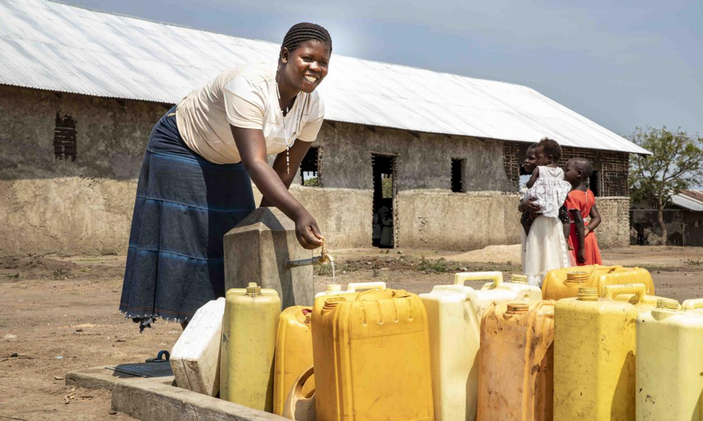 十年來(lái)，中國(guó)海油履行全球企業(yè)公民責(zé)任，助力當(dāng)?shù)孛裆こ?。中?guó)海油在烏干達(dá)首個(gè)社區(qū)引水項(xiàng)目——布胡卡引水工程，滿足布胡卡地區(qū)超過(guò)13000名居民日常清潔用水需求，讓居民跨崖數(shù)公里到山頂用桶取水的生活成為歷史。