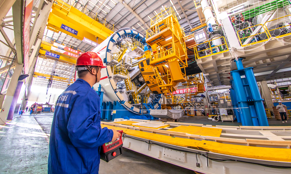 據(jù)了解，津?yàn)H高鐵作為我國“八縱八橫”京滬輔助通道和沿海通道的重要組成部分，北起天津?yàn)I海站，南至濟(jì)青高鐵濰坊北站，是進(jìn)一步落實(shí)京津冀協(xié)同發(fā)展、長江經(jīng)濟(jì)帶發(fā)展等國家戰(zhàn)略，完善京滬通道綜合交通運(yùn)輸體系的重點(diǎn)工程。圖為盾構(gòu)機(jī)機(jī)身。