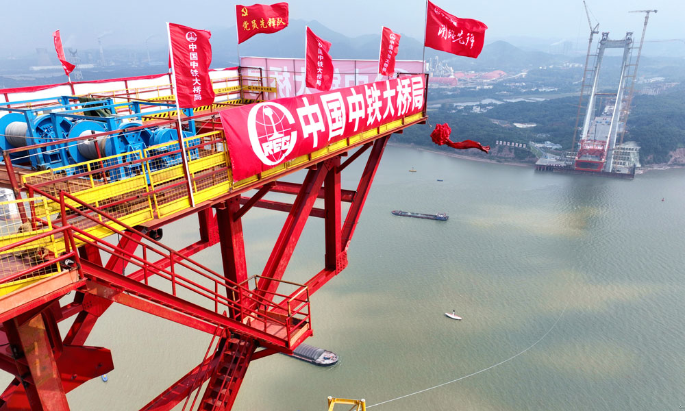 先導索過江采用水上拖輪牽引法，在蕪湖海事局7艘海巡艇的護航下，由一艘1200匹馬力的拖輪將先導索從北岸拖拽至南岸與引索相連，最后啟動南北主塔的卷揚機，將導索最低點提升至離江面75米的高空。下一步，項目團隊將利用先導索來回拉拽牽引，將一根根貓道繩拉過江，搭起空中跨江施工“棧橋”，為主纜索股架設提供條件。