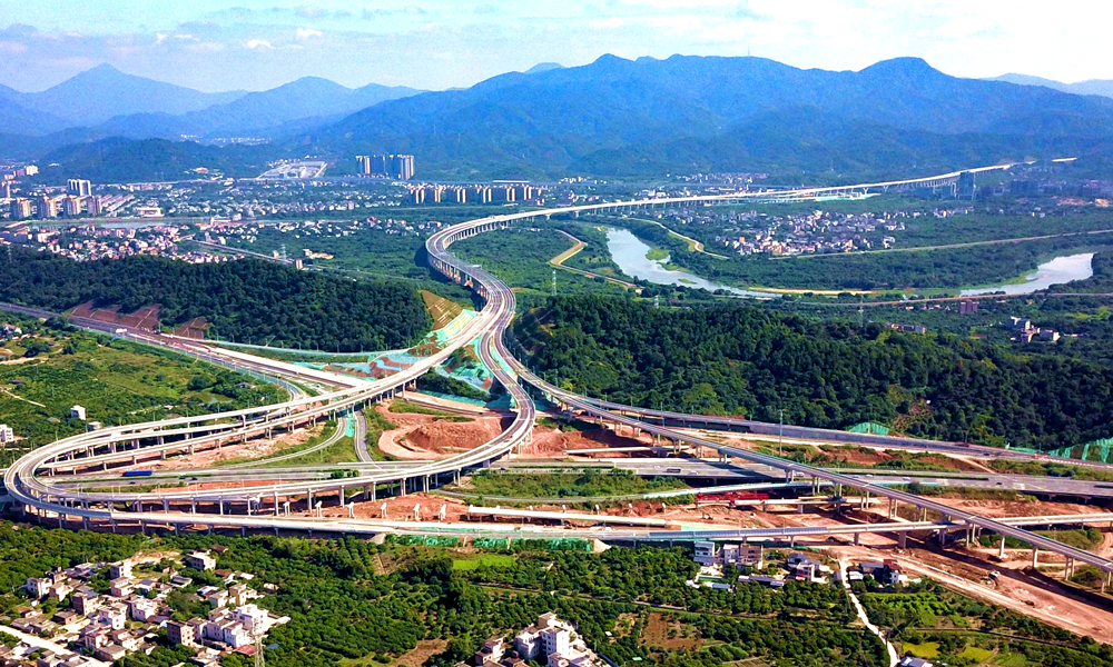 10月28日，中鐵大橋局參建的廣州市從化至黃埔高速公路（簡稱從埔高速公路）一期工程通車運營。從埔高速公路全長61.71公里，分兩期實施，全線采用雙向6車道的高速公路技術標準建設，設計時速100公里。此次通車的一期工程長約39.62公里。從埔高速建成通車后，一路串起帽峰山、金坑、白蘭花森林公園等多個風景區(qū)，以及蓮塘古村、錢崗古村、鐘樓村等多個歷史文化名村古鎮(zhèn)，打通鄉(xiāng)村振興“快車道”。