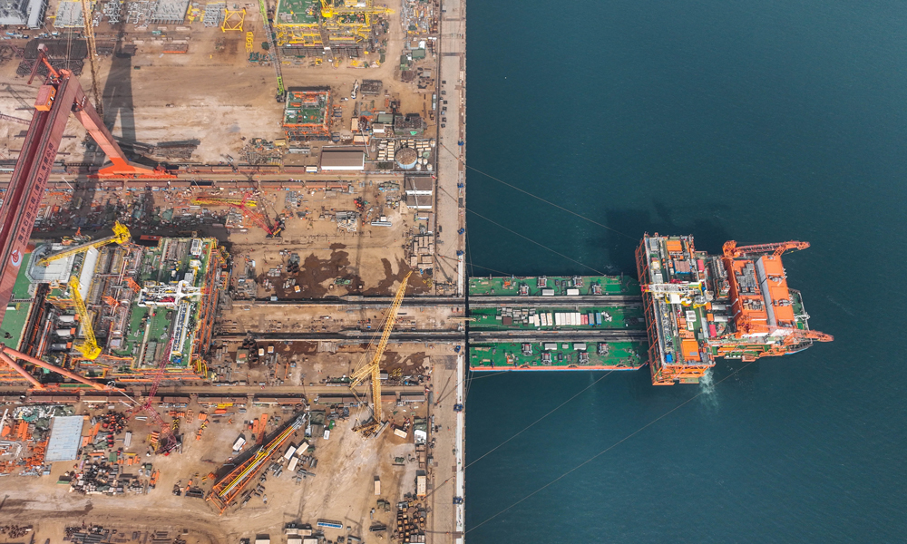 與我國所有海上油氣平臺不同的是，此次裝船的中心平臺首創油氣生產與岸電供應共建模式，將高壓輸電設備與油氣處理平臺共建在平臺上，相當于直接給傳統中心處理平臺安上一顆岸電的心臟，實現岸電的引入。這種平臺建造模式為國內首次嘗試，亞洲尚無先例。