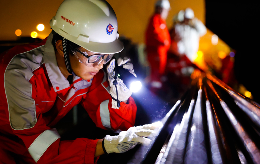 10月26日，工作人員對牽引鋼絲繩進行檢查。