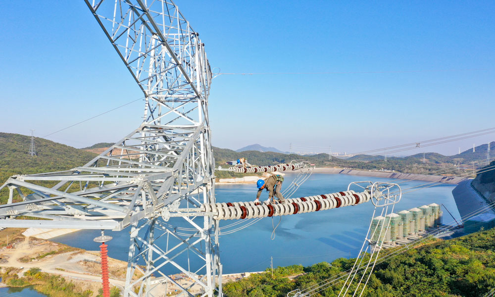 據了解，江蘇句容抽水蓄能電站預計2025年建成投運，每年發電量可達13.5億千瓦時，約為53萬戶家庭一年的用電量。同時，該電站每年可減少二氧化碳排放約35萬噸，具有顯著的社會效益和環保效益。圖為國家電網江蘇省送變電有限公司輸電人員在高空走線驗收消缺。