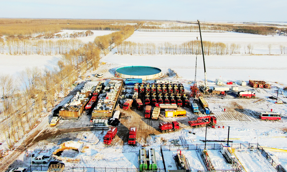 近日，東北多地迎來入冬以來第一次強(qiáng)降雪天氣。中國石化東北油氣分公司迅速啟動大雪應(yīng)急響應(yīng)預(yù)案，加強(qiáng)關(guān)鍵生產(chǎn)裝置檢查和積雪清掃，加密重點(diǎn)井、重點(diǎn)管線巡檢巡護(hù)，確保油氣生產(chǎn)安全平穩(wěn)。圖為中國石化東北油氣田龍鳳山氣田正在進(jìn)行大型壓裂作業(yè)。  