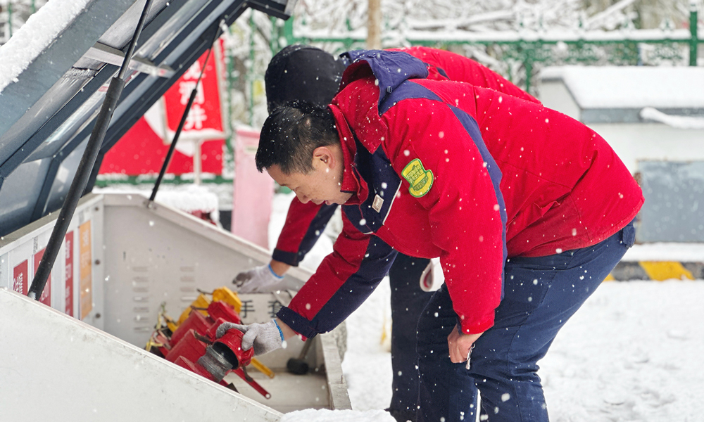 中國石化吉林石油組織各庫站加強(qiáng)設(shè)備檢查，密切關(guān)注油品收發(fā)及加能站油品存量，全力做好庫站清雪工作，保障車輛安全有序進(jìn)出、油品供應(yīng)穩(wěn)定。中國石化吉林市石油長春路加油站員工雪中檢查站內(nèi)設(shè)備設(shè)施。