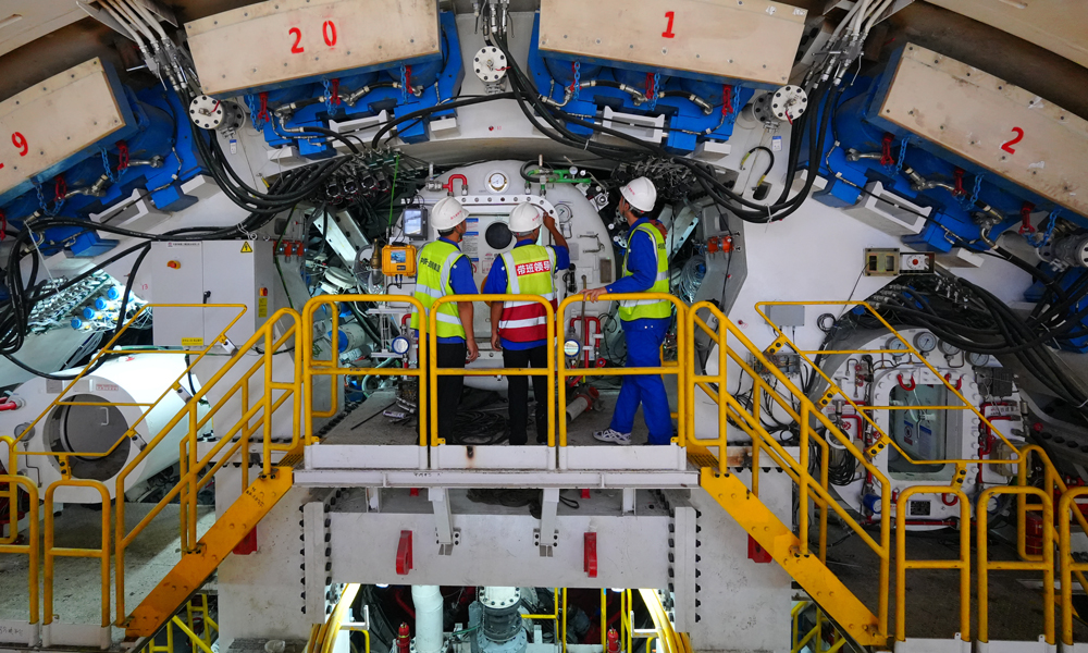 天祥大道隧道全長6.379公里，是昌九高鐵全線控制性工程之一，為單洞雙線隧道，其中盾構(gòu)段長4.4公里。用于隧道掘進(jìn)的“英雄號”盾構(gòu)機(jī)開挖直徑達(dá)14.8米。隧道內(nèi)部結(jié)構(gòu)創(chuàng)新采用“整體全預(yù)制箱涵”，在國內(nèi)350公里時速高鐵隧道內(nèi)為首次實施。該隧道具有開挖斷面大、獨(dú)頭掘進(jìn)距離長、周邊環(huán)境復(fù)雜的特點(diǎn)。盾構(gòu)機(jī)長距離穿越富水砂層、泥質(zhì)砂巖等復(fù)合地層，先后要穿越南昌地鐵1號線、陽門村棚戶區(qū)等78處風(fēng)險源，承受最大水壓6巴，盾構(gòu)段始發(fā)覆土厚度9.5米，接收覆土厚度僅為9米。圖為盾構(gòu)機(jī)內(nèi)部。