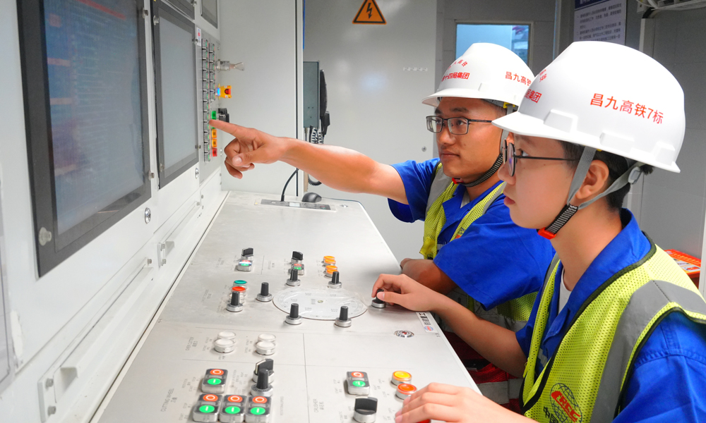 據(jù)悉，昌九高鐵建成通車后，對于江西省打造昌九一體化綜合交通運(yùn)輸體系、進(jìn)一步對接融入粵港澳大灣區(qū)，助力長江經(jīng)濟(jì)帶發(fā)展戰(zhàn)略實施，推動沿線經(jīng)濟(jì)社會高質(zhì)量發(fā)展具有重大意義。圖為盾構(gòu)機(jī)駕駛?cè)藛T正在進(jìn)行駕駛操作。