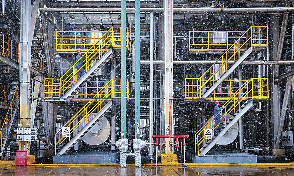 受首輪寒潮影響，11月6日，我國(guó)東北地區(qū)遭遇罕見強(qiáng)降雪，局地出現(xiàn)特大暴雪。中國(guó)石油駐東北各企業(yè)第一時(shí)間啟動(dòng)應(yīng)急預(yù)案，積極應(yīng)對(duì)極端天氣影響，壓緊壓實(shí)生產(chǎn)責(zé)任，落實(shí)安全措施，全鏈條發(fā)力迎戰(zhàn)暴雪，全力做好冬防冬供工作。圖為撫順石化及時(shí)啟動(dòng)生產(chǎn)應(yīng)急預(yù)案，嚴(yán)格落實(shí)防凍防凝工作措施。