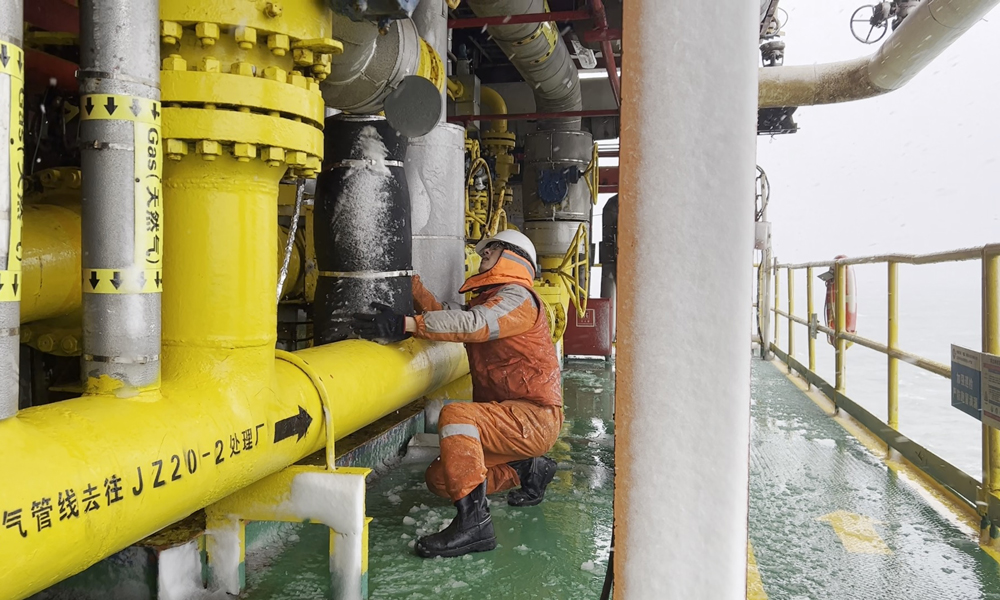 近日，受凍雨雪影響，渤海遼東灣海上瞬時風(fēng)力達(dá)到10級，溫度驟降至零攝氏度。甲板、樓梯、吊車等重要結(jié)構(gòu)和設(shè)備被“冰封”。中國海油有限天津分公司遼東作業(yè)公司錦州20-2氣田立即啟動暴風(fēng)雪惡劣天氣應(yīng)急預(yù)案，維修專業(yè)加密設(shè)備巡檢，逐一檢查關(guān)鍵設(shè)備運行情況，詳查平臺流程管線和關(guān)鍵儀表設(shè)備的保溫伴熱情況。生產(chǎn)專業(yè)密切關(guān)注流程關(guān)鍵參數(shù)，適時調(diào)整流程，保證天然氣生產(chǎn)流程穩(wěn)定。