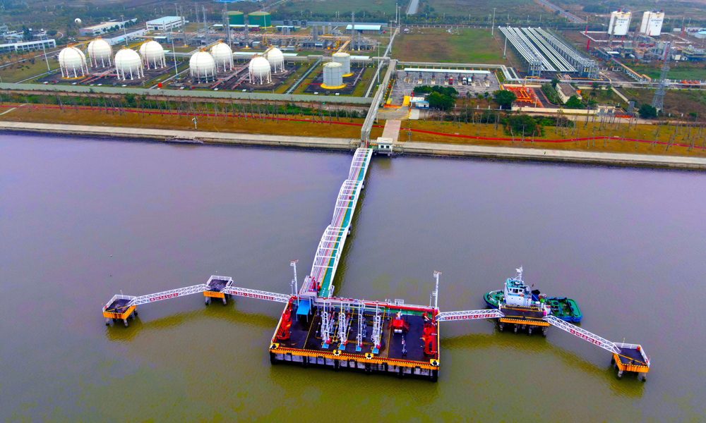 白云氣田全力推動資源增備增輸，強化生產(chǎn)管理與工藝保障，科學(xué)合理調(diào)配海氣資源，做安全穩(wěn)定生產(chǎn)工作，有力保障天然氣能源供應(yīng)。目前，白云氣田橫琴終端已服役18個年頭，為粵港澳大灣區(qū)源源不斷輸送綠色動能。圖為外輸碼頭。