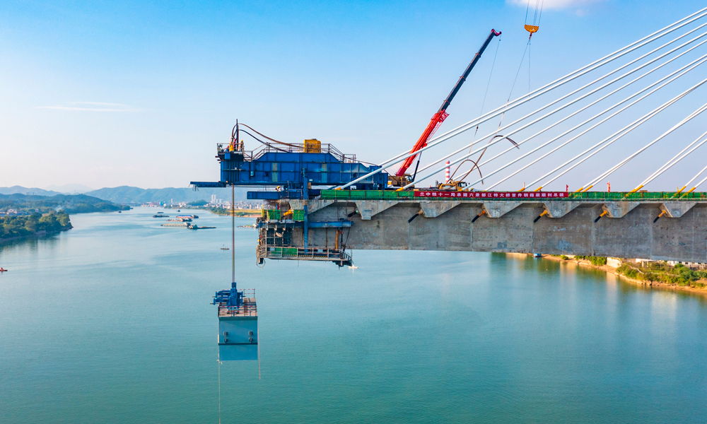 南（寧）深（圳）高鐵南玉段是廣西自主投資建設(shè)的第一條時(shí)速350公里的高速鐵路，正線全長193.31公里，西起自治區(qū)首府南寧市，向東經(jīng)貴港市進(jìn)入玉林市，是南深高鐵重要組成部分。圖為首節(jié)鋼箱梁吊裝。