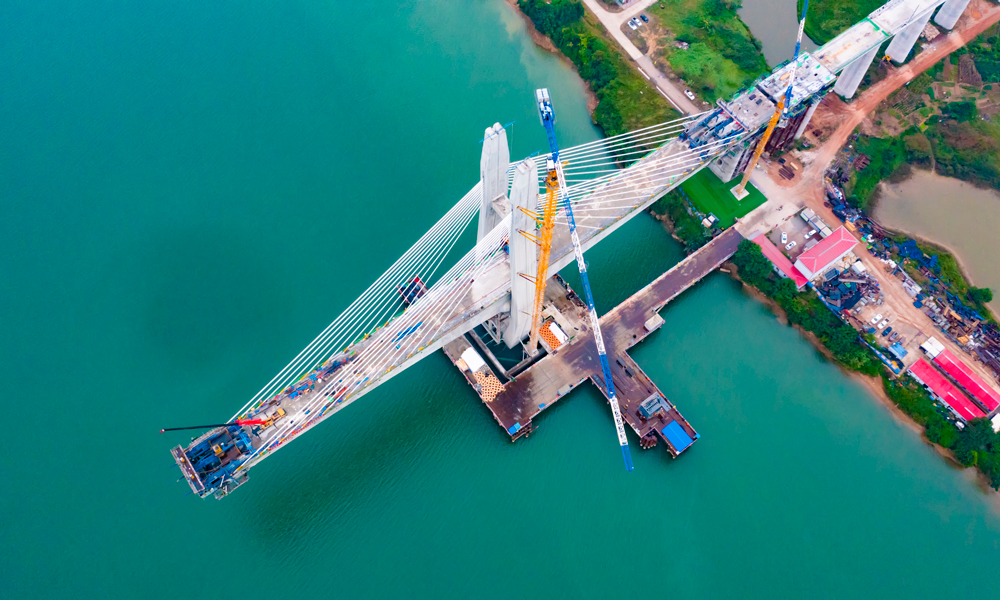 中鐵十一局承建的南深高鐵南玉段正線全長35.35公里，其中六景郁江特大橋全長11.465公里，主橋長621.5米，采用五跨鋼-混部分斜拉橋結(jié)構(gòu)跨越郁江。大橋主跨320米，由混凝土梁、鋼混結(jié)合段及鋼箱梁三部分組成其中鋼混結(jié)合段長30米，劃分2節(jié)安裝，鋼箱梁部分長67米，劃分為7節(jié)安裝。圖為施工現(xiàn)場俯瞰航拍。