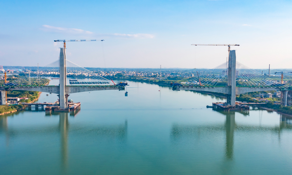 南深高鐵南玉段建成通車后，南寧至玉林的行車時(shí)間將由最快1小時(shí)44分縮短至50分鐘左右，對優(yōu)化區(qū)域綜合交通結(jié)構(gòu)、構(gòu)建現(xiàn)代綜合交通運(yùn)輸體系，推動廣西北部灣經(jīng)濟(jì)區(qū)和粵港澳大灣區(qū)“兩灣聯(lián)動”，實(shí)現(xiàn)珠江—西江經(jīng)濟(jì)帶區(qū)域協(xié)同發(fā)展具有重要意義。圖為施工現(xiàn)場航拍側(cè)景。