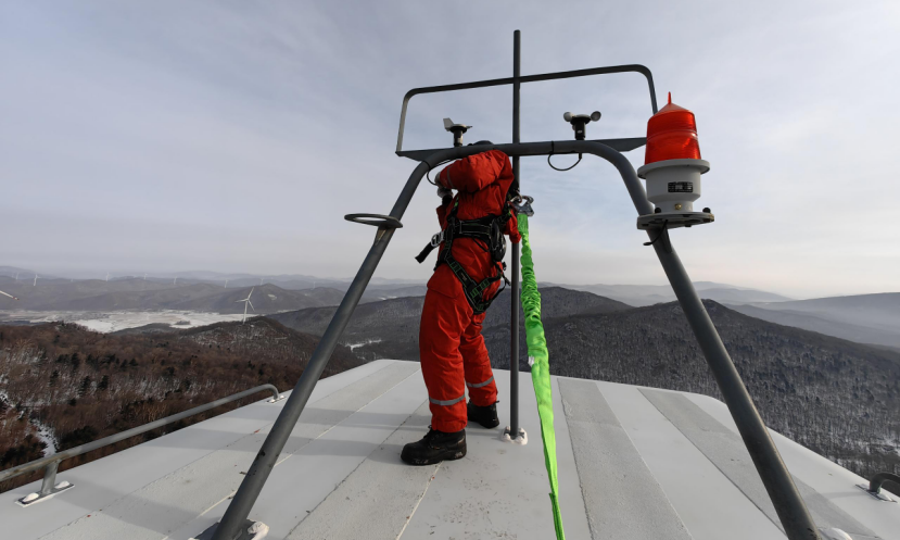 近日，我國東北地區迎來強降雪，面對突如其來的極端天氣，三峽能源東北地區各項目工作人員堅守保供一線，巡檢設備、處理故障、全力保障電站設備穩定運行，以“速動”效率迎戰“速凍”天氣。圖為黑龍江賓縣大個嶺風電場運維人員對風機風速儀進行更換。王宏宇 攝