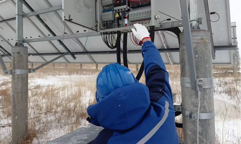 黑龍江肇源寧升光伏電站運維人員開展設備巡檢工作。劉海龍 攝